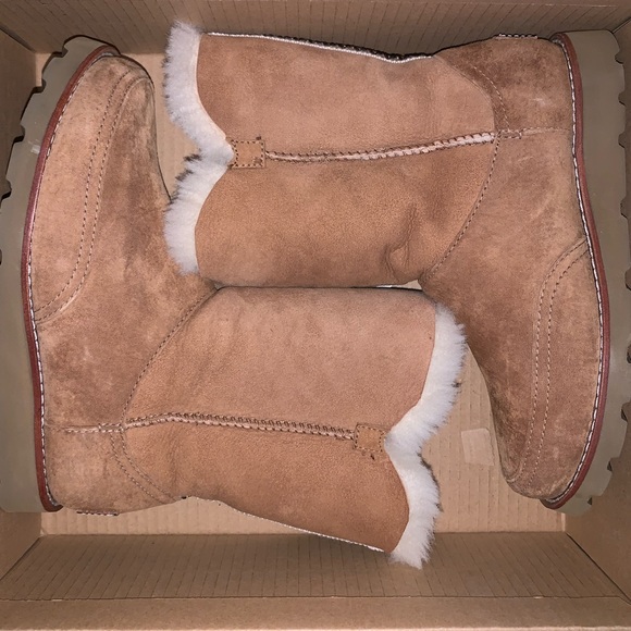 Never worn Ugg boots - Picture 1 of 5